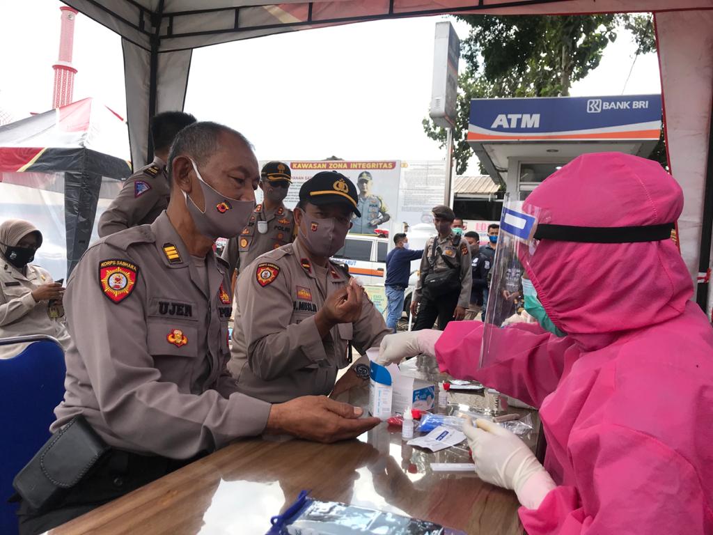 Peringati HUT Bhayangkara Ke-74, Polres Garut Gelar Rapid Test  